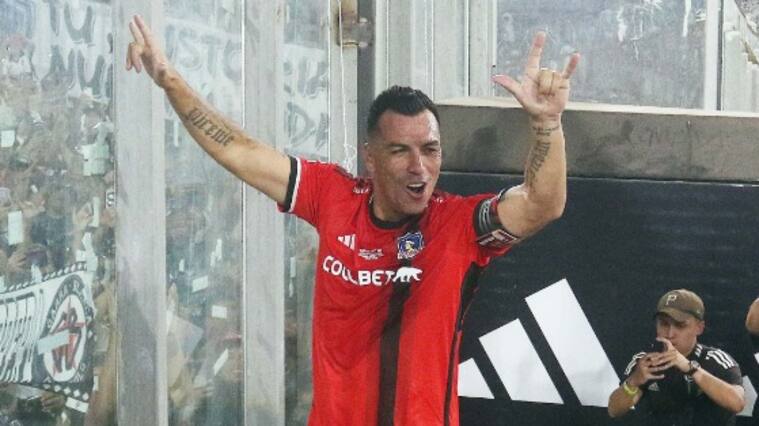 Esteban Paredes da el siguiente paso y se titula de director deportivo: "Culmina un hermoso proceso de estudio y aprendizaje"