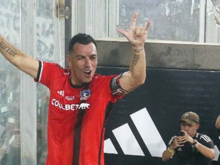 Esteban Paredes da el siguiente paso y se titula de director deportivo: "Culmina un hermoso proceso de estudio y aprendizaje"