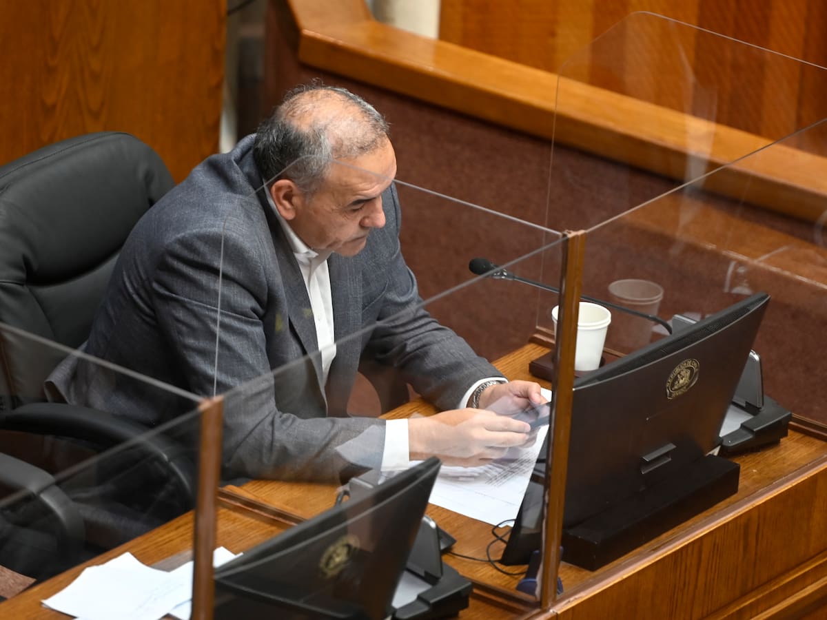 Senado aborda episodio que involucra a Fidel Espinoza y pide evitar “juicios anticipados”