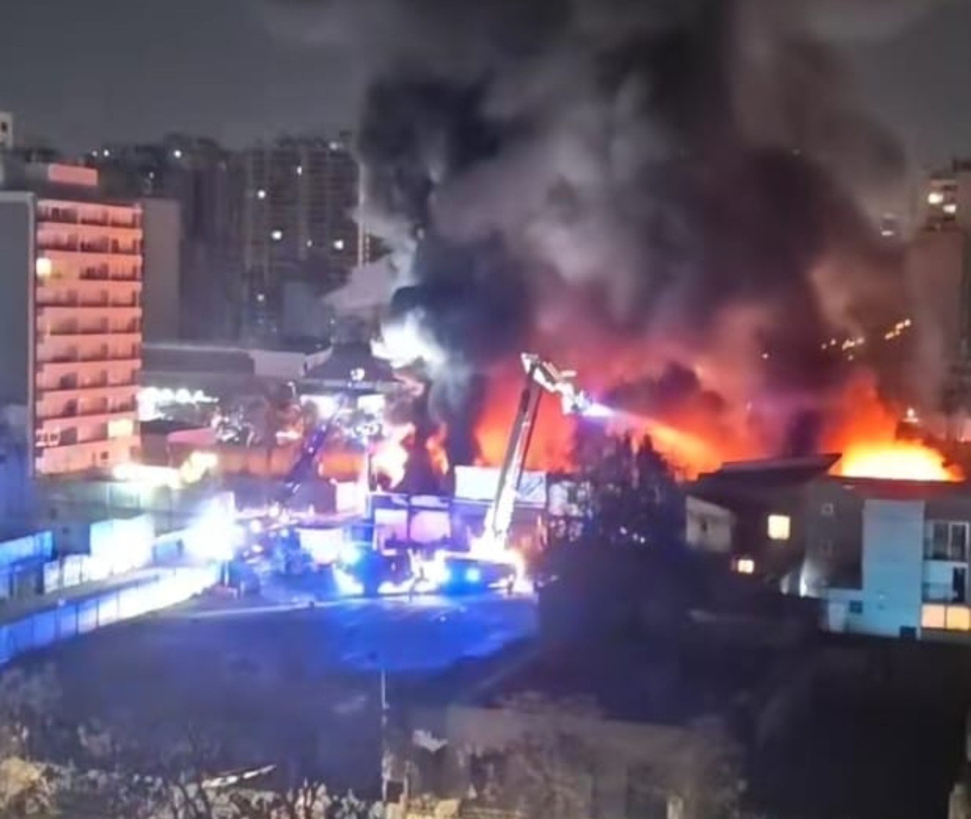 Incendio arrasa mall chino en pleno centro de Santiago