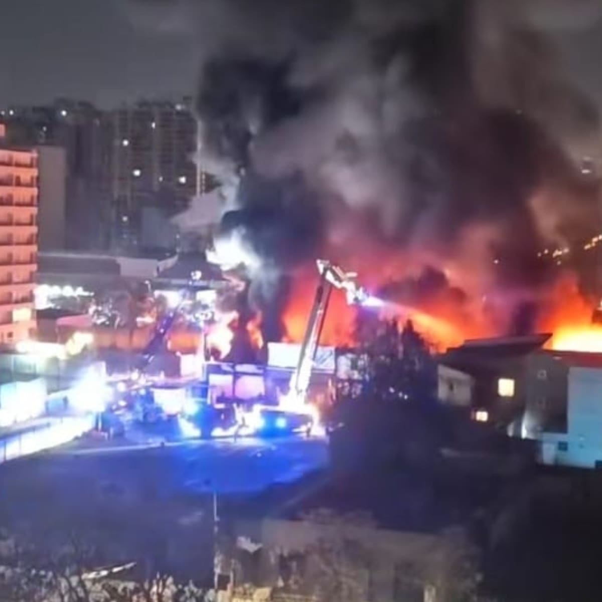 Incendio arrasa mall chino en pleno centro de Santiago y provoca colapso de la techumbre