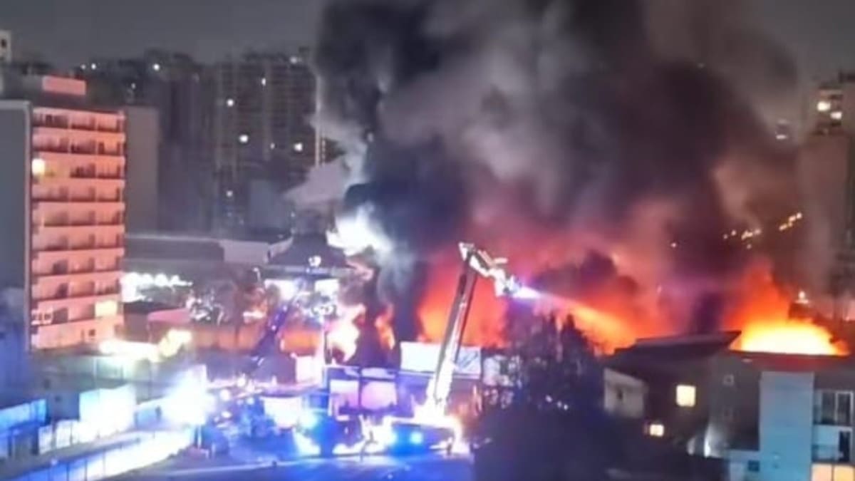 Incendio arrasa mall chino en pleno centro de Santiago y provoca colapso de la techumbre