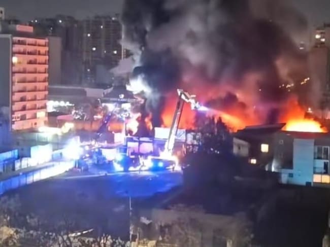 Incendio arrasa mall chino en pleno centro de Santiago