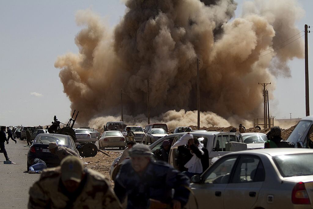 Un avión de combate lanza un misil que impacta cerca de combatientes rebeldes en Libia durante la crisis en 2011.