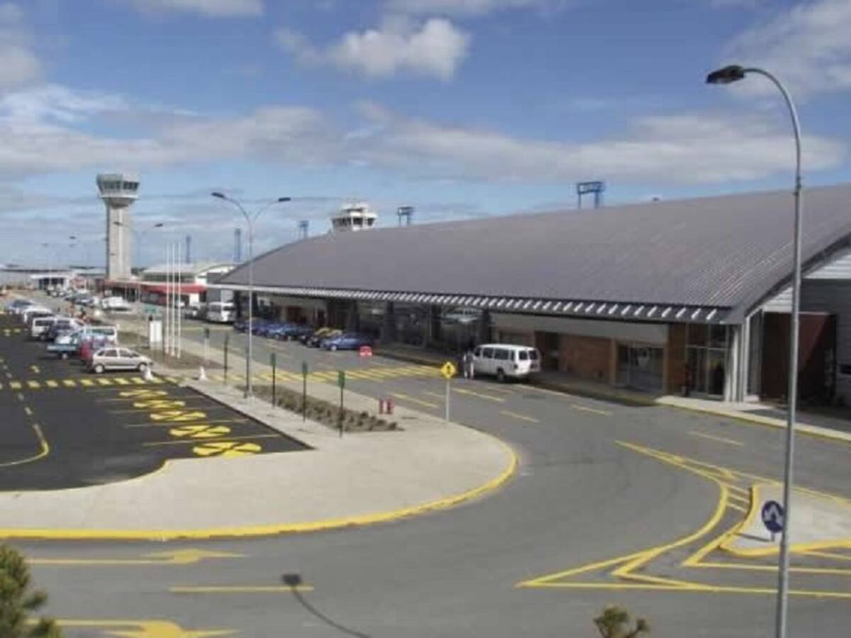Hombre causa la alarma en aeropuerto de Punta Arenas tras ser informado que dio Covid positivo apenas el avión aterrizó