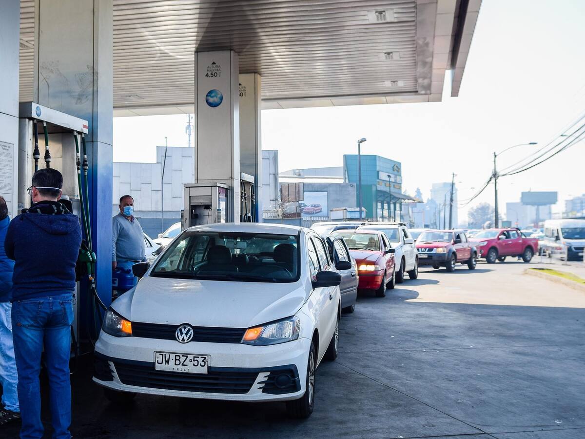 Con un fallecido, largas filas en estaciones de servicio y polémica por festejo: Así se desarrolla el paro de camioneros este martes