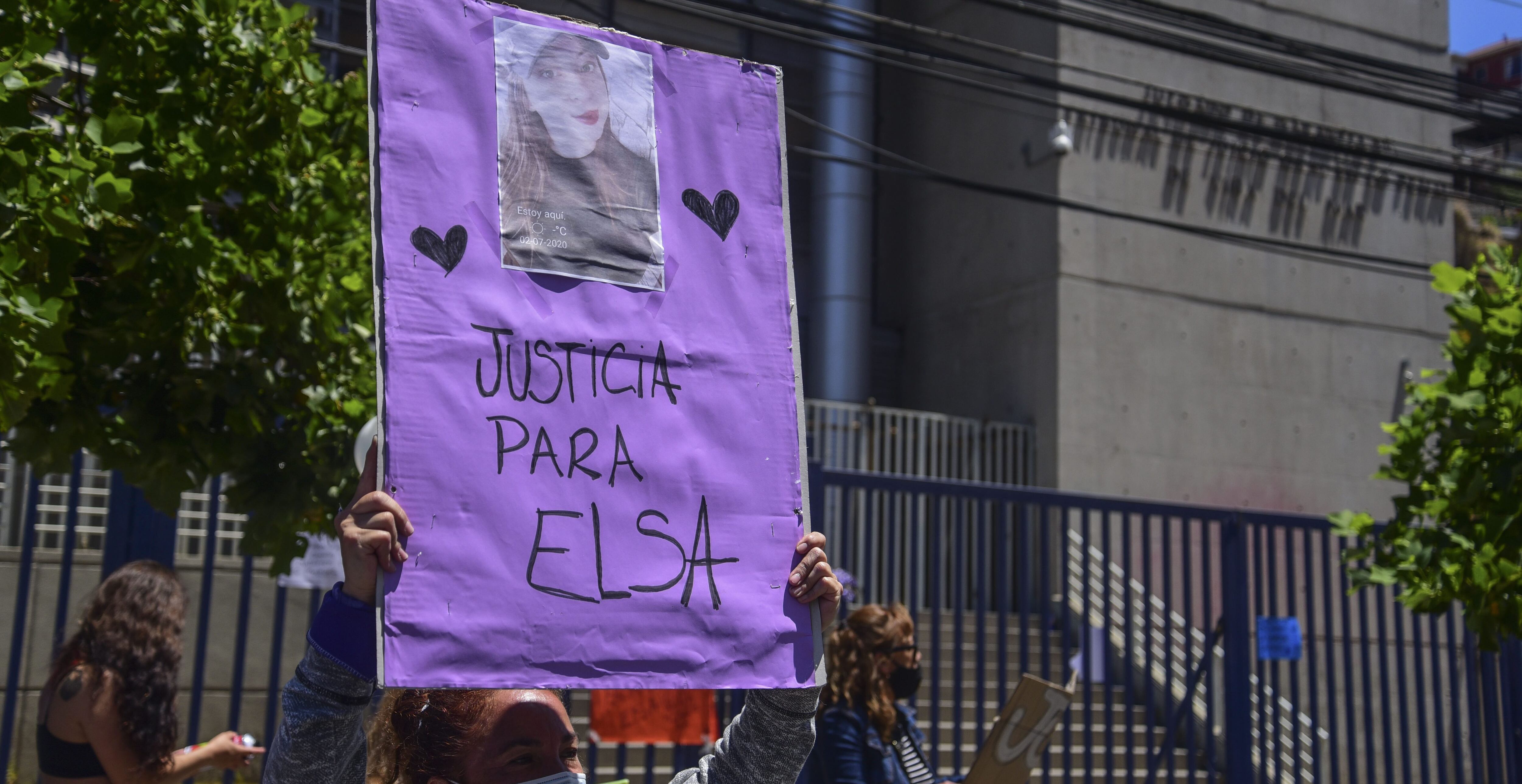27 DE DICIEMBRE DE 2020 / VIÑA DEL MARMujeres se manifiestan alas afueras de los Tribunales de Justicia mientras se realiza, de forma telepática, la audicencia de Control de Detención contra el imputado en el caso de Femicidio contra una joven en el sector de Miraflores la noche de Navidad.
FOTO: MIGUEL MOYA / AGENCIAUNO