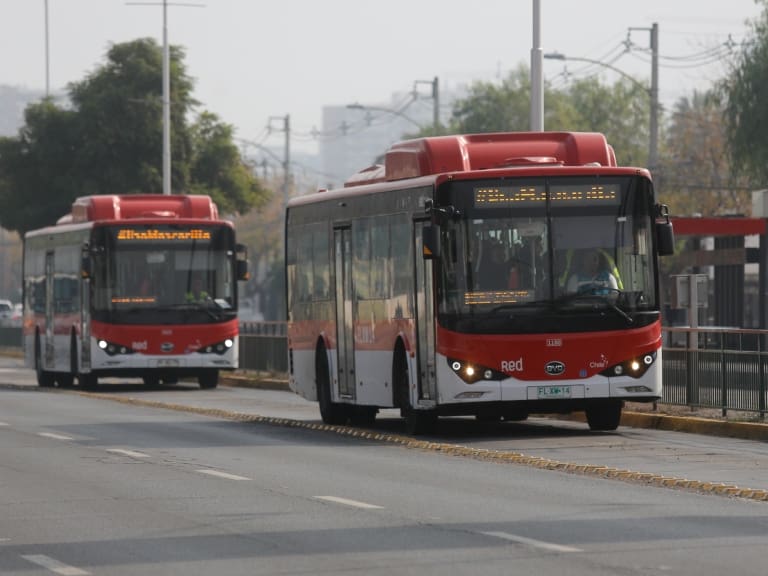 14 lesionados: tres buses Red protagonizan un gran accidente de tránsito en Las Condes