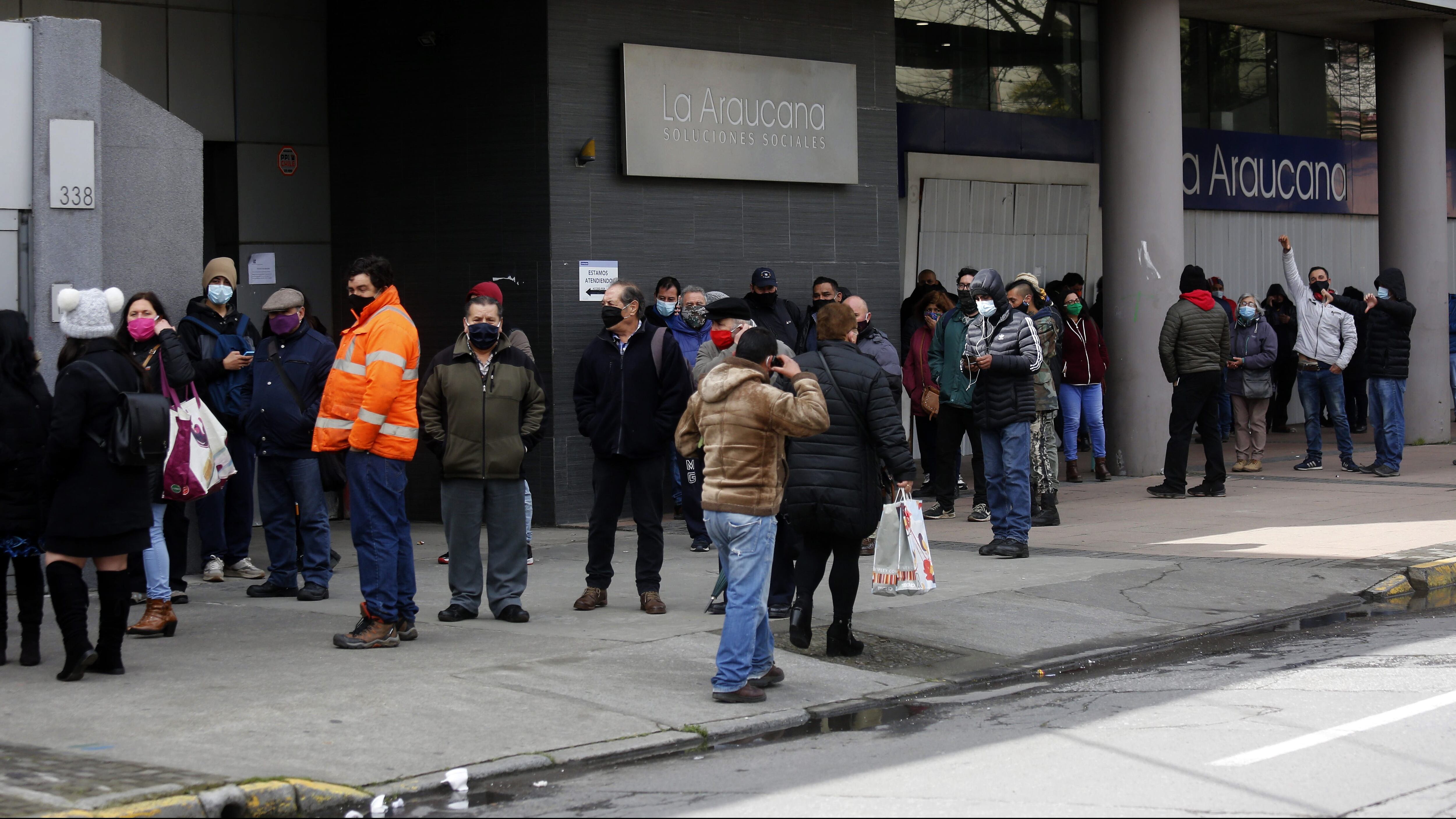 26 de Agosto de 2020/CONCEPCION
Aglomeración de personas en la entrada de la Sucursal de la AFP Provida en Calle Lincoyan en el centro de Concepcion, con personas realizando tramites para el retiro del 10% de los Fondos de Pensiones. Minutos después de que se anunciara cuarentena para la comuna, durante el estado de catástrofe decretado por la pandemia de Covid-19 que afecta al pais

FOTO:SEBASTIAN BROGCA/AGENCIAUNO