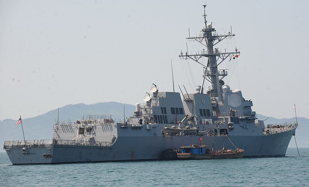 El destructor USS Chafee en la costa de Danang