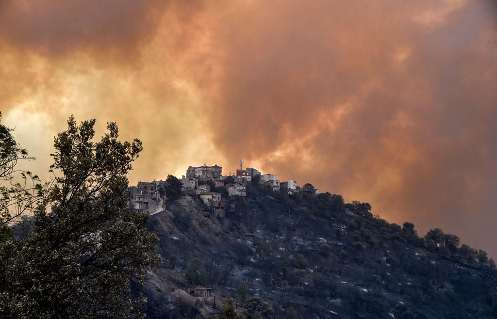 Los incendios forestales cubren de humo a la región argelina de Kabylie