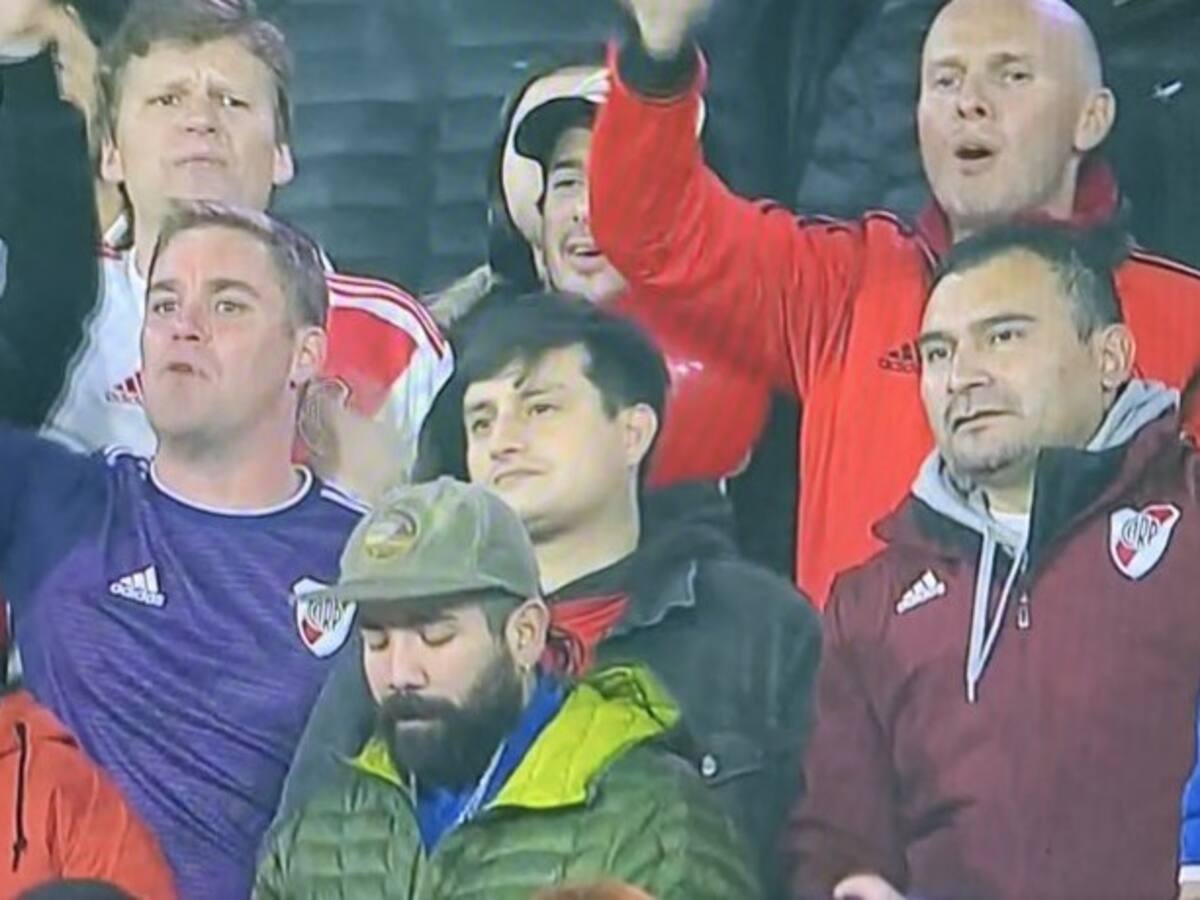 Hincha lució la camiseta de Católica en la barra de River Plate y provocó diversas reacciones
