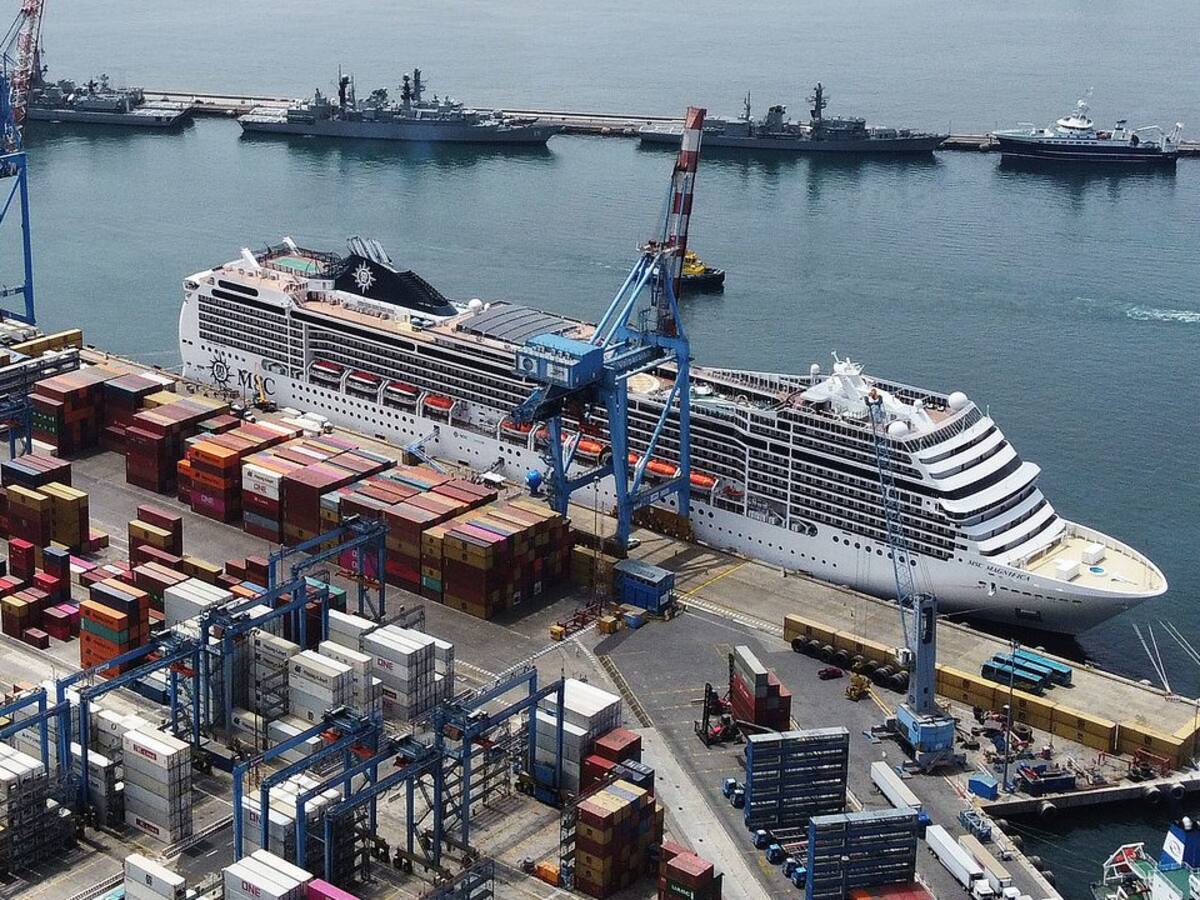 Crucero «Hanseatic Nature» llegó a Valparaíso para realizar labores de recalada