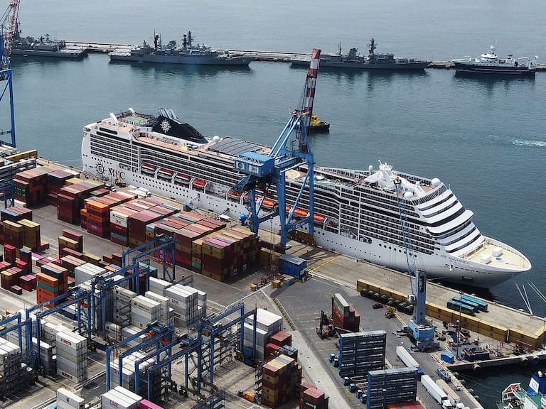 Crucero «Hanseatic Nature» llegó a Valparaíso para realizar labores de recalada