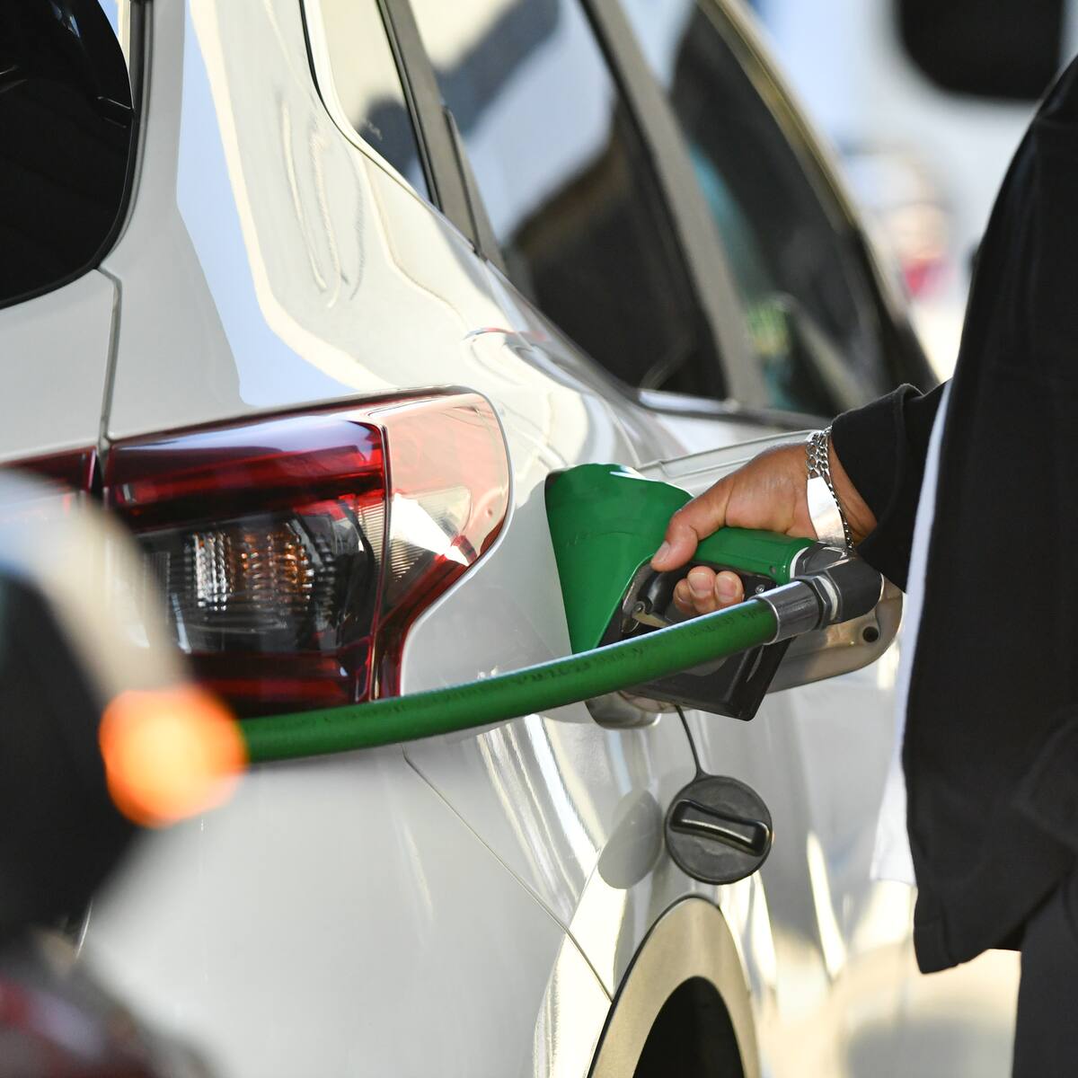 Estos son los 10 autos más rendidores para enfrentar el alza de la bencina en Chile: Hasta $420 mil de ahorro al año