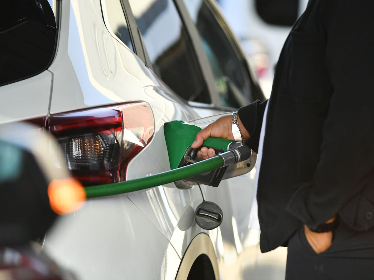 Bencinas vuelven a bajar esta semana en Chile: Gobierno revela cuánto caerán los precios