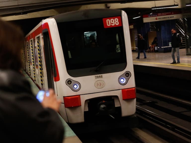 Metro de Santiago anuncia el restablecimiento del servicio en Línea 1