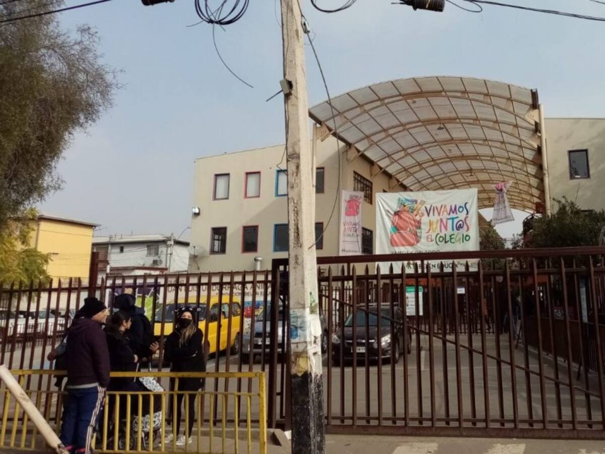 Hombre dispara a las afueras de colegio en Quilicura: emergencia obligó la evacuación del establecimiento