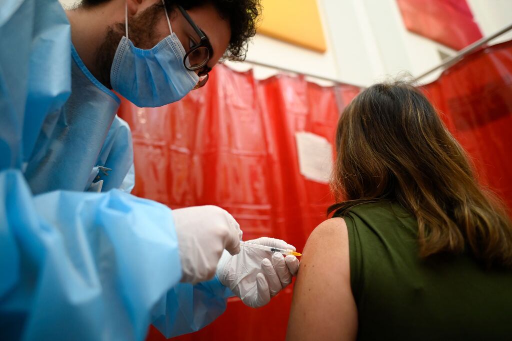 Trabajador de la salud aplica una vacuna contra el Covid-19 en Turín