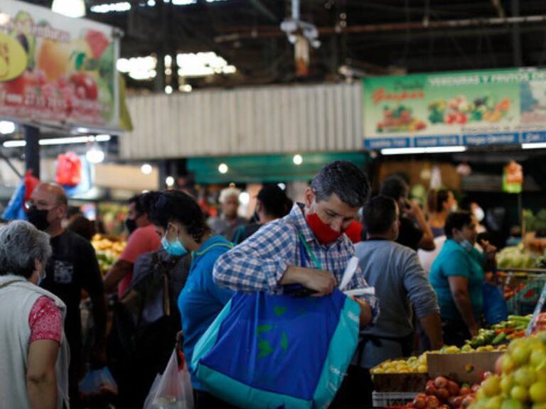 Cada vez más cerca de los supermercados: precio de la papa alcanza los $1.800 el kilo en la Vega Central