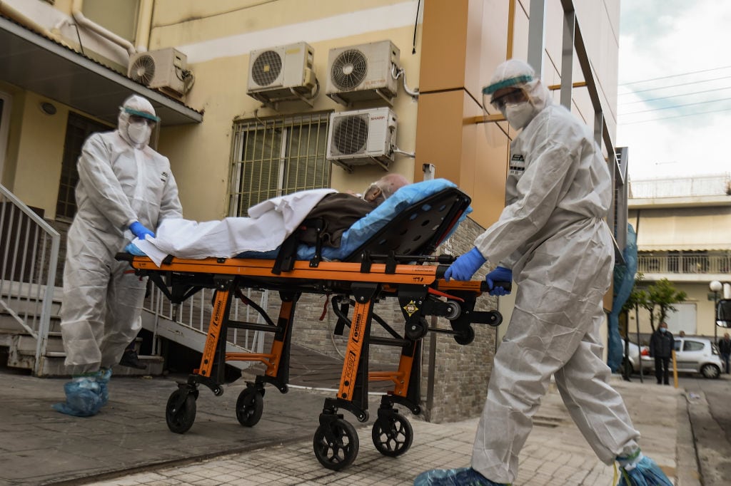 Paramédicos ingresan a paciente Covid-19 a un hospital de Grecia