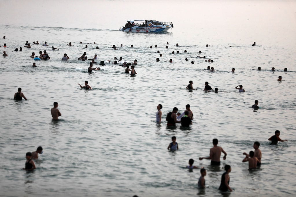 Palestinos se bañan en el mar Mediterráneo en medio de una ola de calor