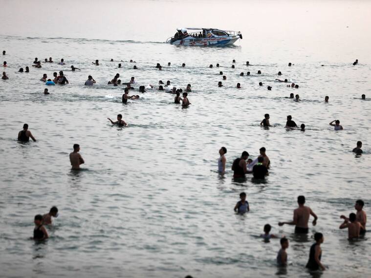 Palestinos se bañan en el mar Mediterráneo en medio de una ola de calor