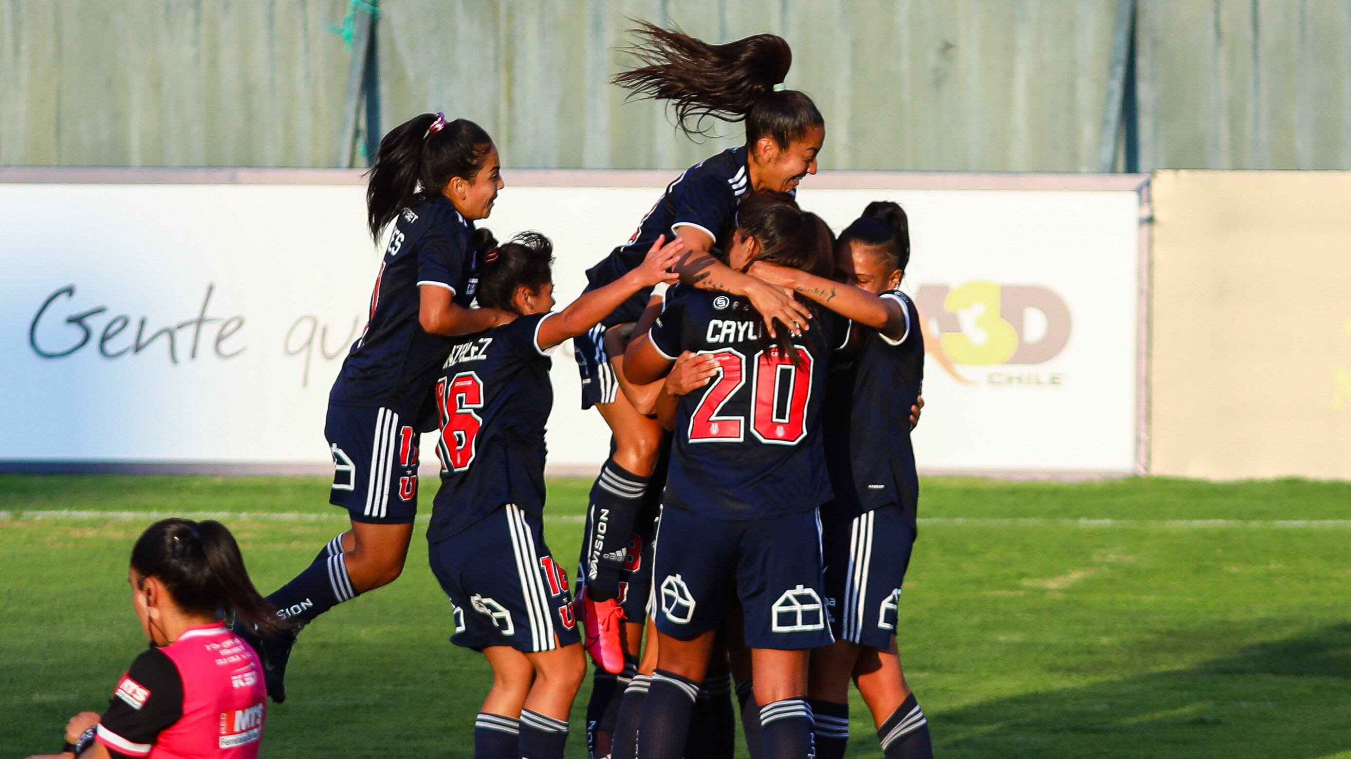 04 DE ENERO DE 2021/SANTIAGOLa jugadora Daniela Zamora (c) marca el uno a cero frente a Colo Colo, durante el partido valido por el Chile 2 para la Copa Libertadores Femenina 2021, entre Colo Colo y Universidad de Chile, disputado en el Estadio Santa Laura.
FOTO: SEBASTIAN ORIA/AGENCIAUNO