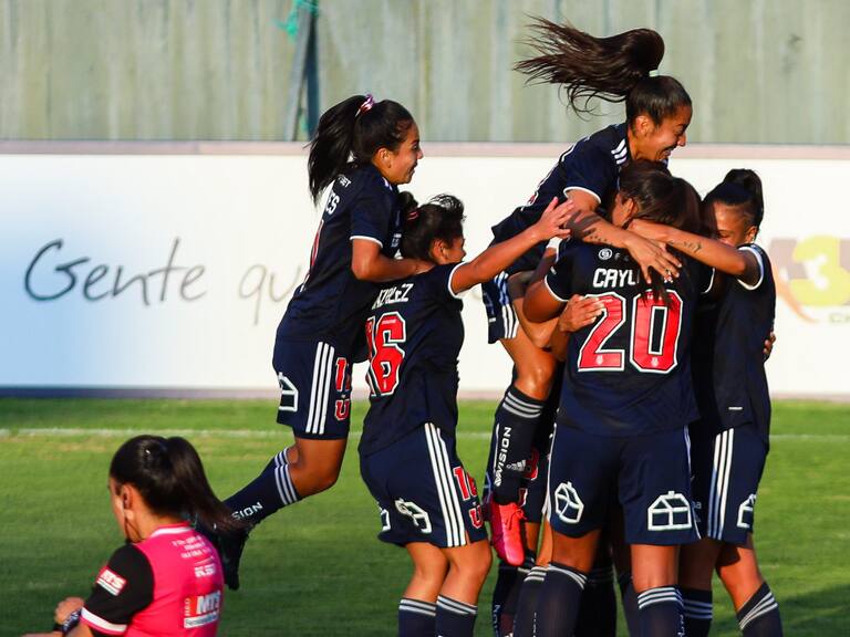 04 DE ENERO DE 2021/SANTIAGOLa jugadora Daniela Zamora (c) marca el uno a cero frente a Colo Colo, durante el partido valido por el Chile 2 para la Copa Libertadores Femenina 2021, entre Colo Colo y Universidad de Chile, disputado en el Estadio Santa Laura.
FOTO: SEBASTIAN ORIA/AGENCIAUNO