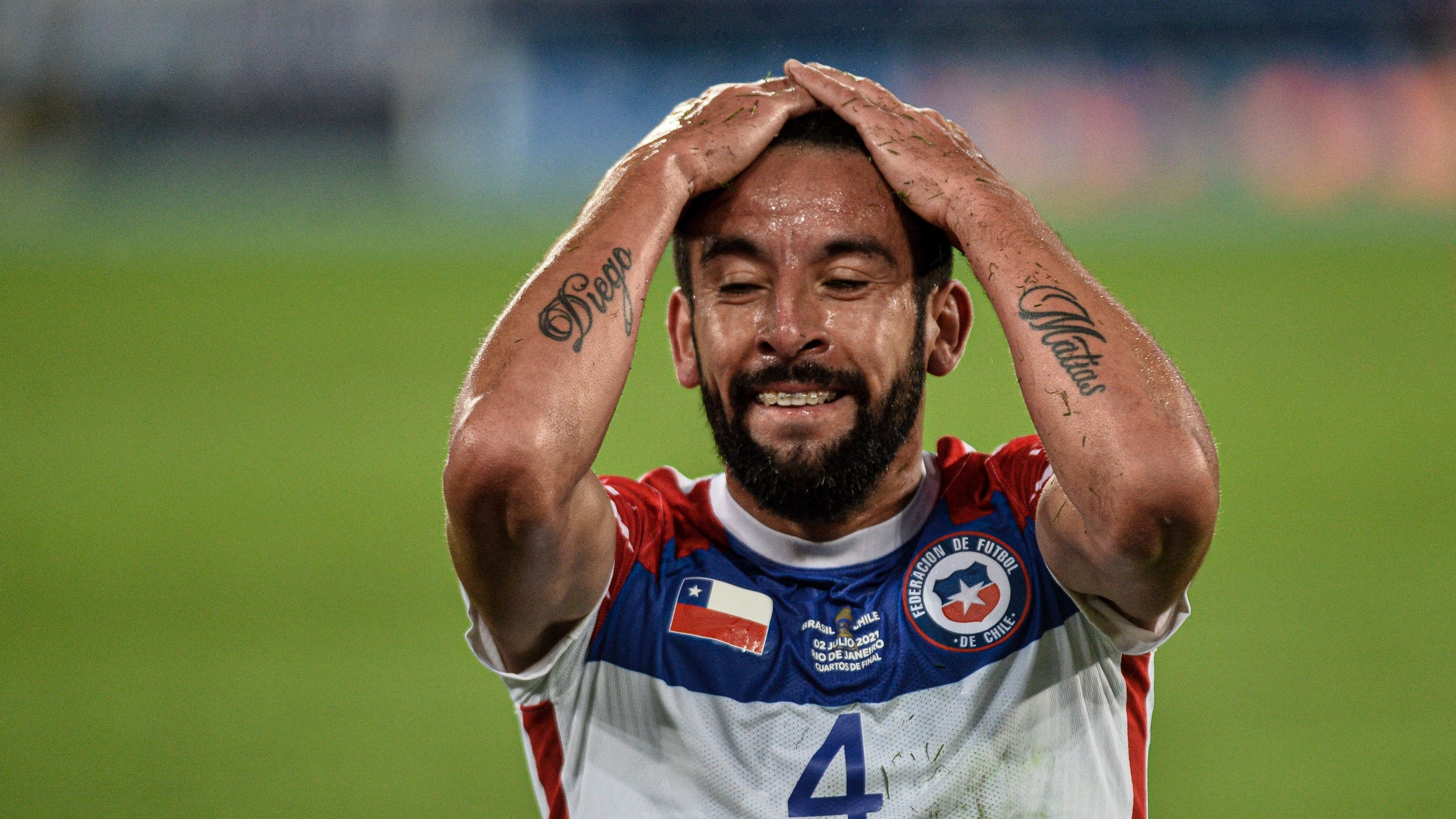 Mauricio Isla no jugará ante Argentina por decisión de Seremi de Salud