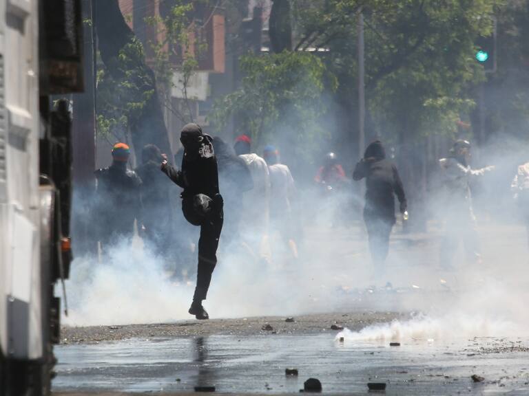 Reportan nuevos enfrentamientos entre encapuchados y carabineros a las afueras del Liceo Barros Borgoño