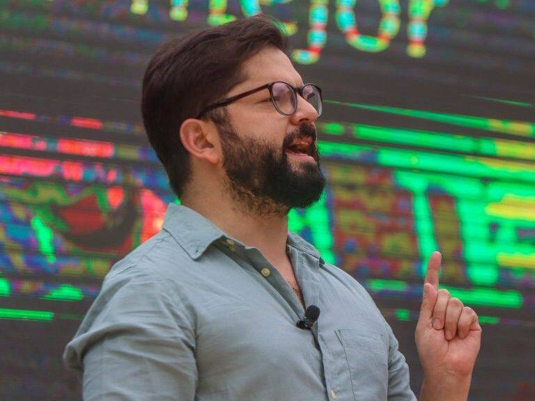 01 de noviembre de 2021/SANTIAGOEl candidato presidencial de Apruebo Dignidad, Gabriel Boric, acompañado por dirigentas y dirigentes sociales, autoridades, candidaturas, vecinas y vecinos, entre otros, presenta en la Casa de la Cultura de Ñuñoa, su "Programa para el Nuevo Chile. Cambios para vivir mejor", de cara a las próximas elecciones presidenciales.
FOTO:JUAN FARIAS/AGENCIAUNO