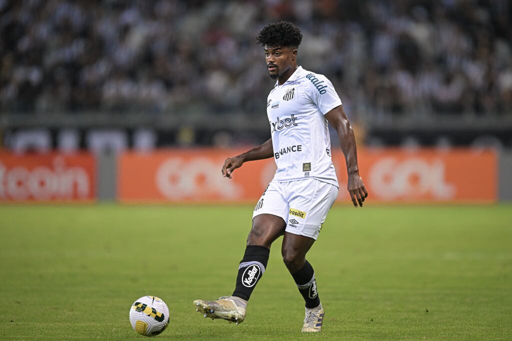 El entonces zaguero del Santos de Brasil, Eduardo Bauermann