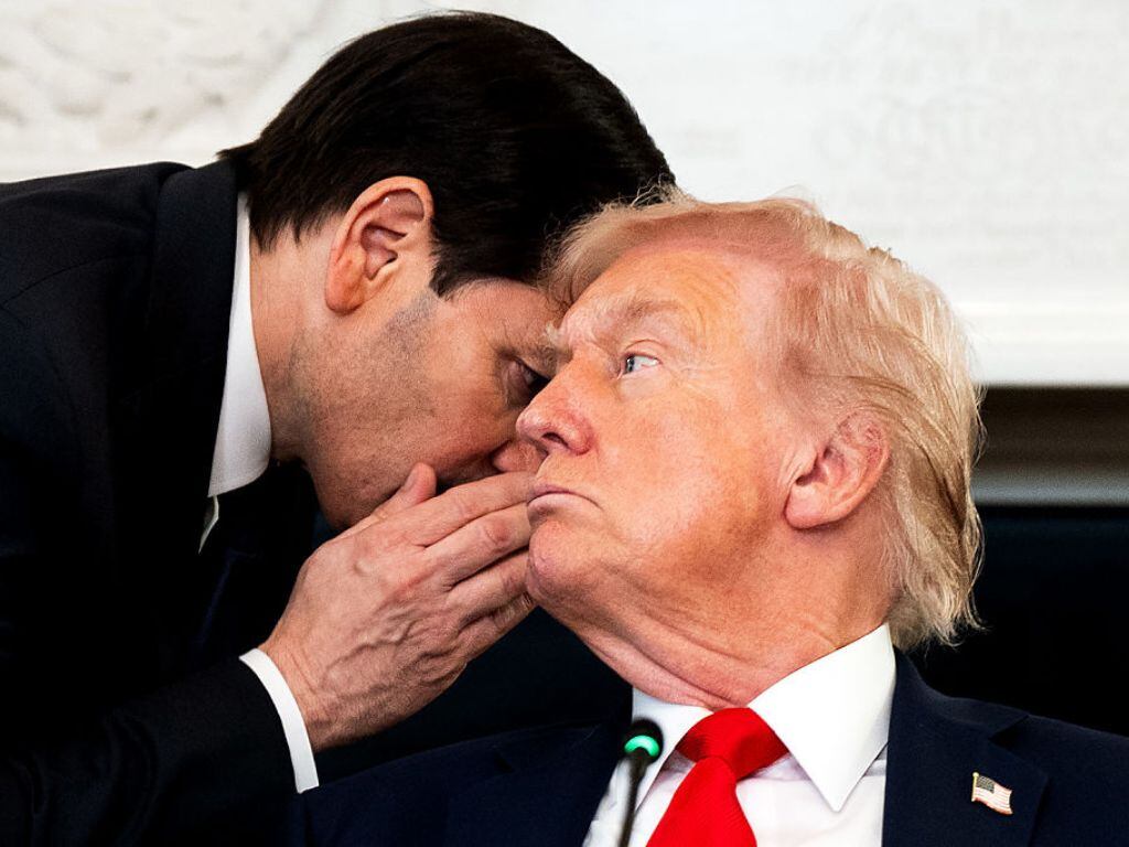 El momento en que el secretario de Estado, Marco Rubio, susurra al oído de Trump tras darle un papel en el que le anuncia la inminencia de un acuerdo de paz en Gaza. | Getty Images