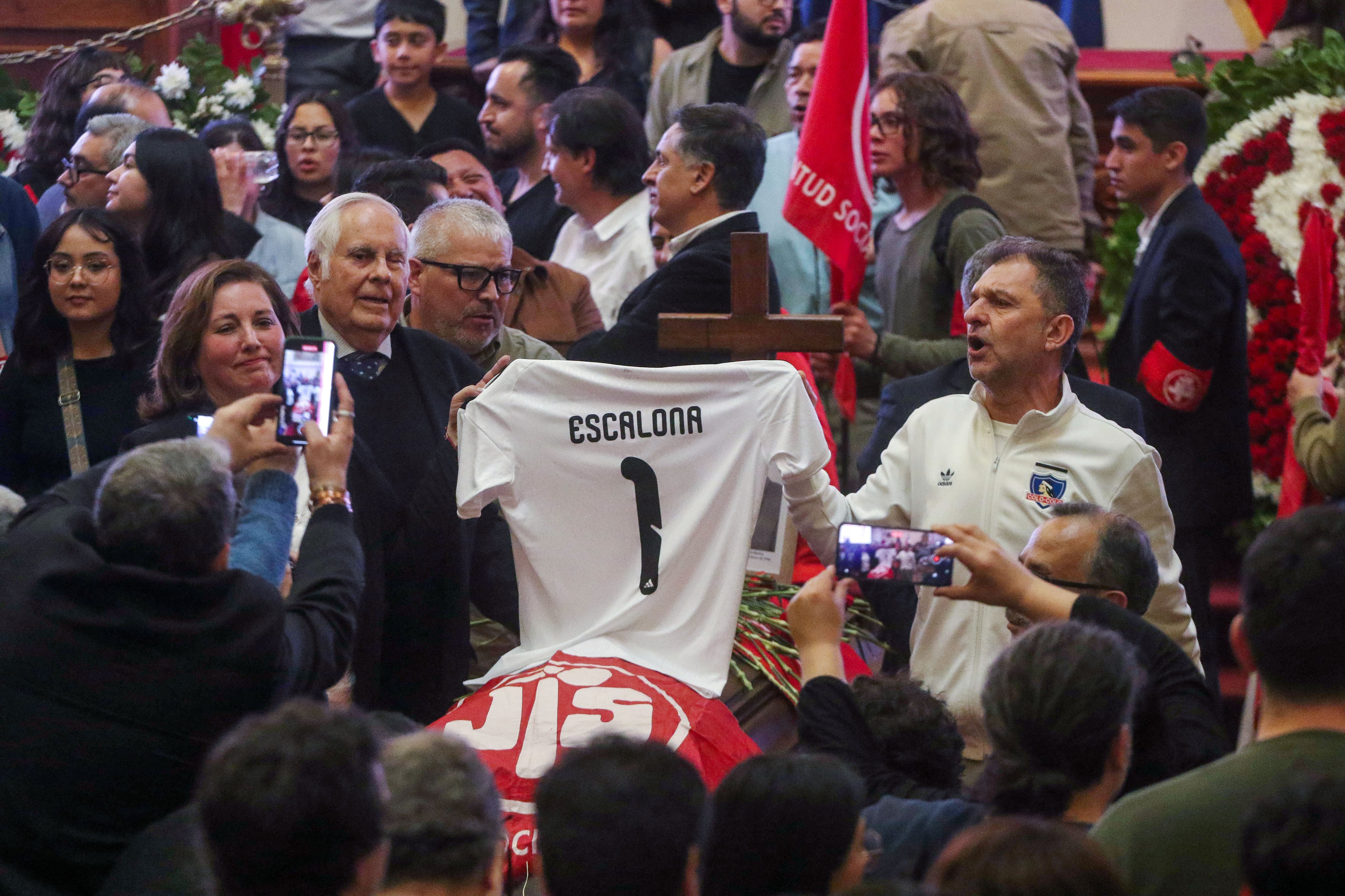 Himno de Colo Colo en velorio de Camilo Escalona