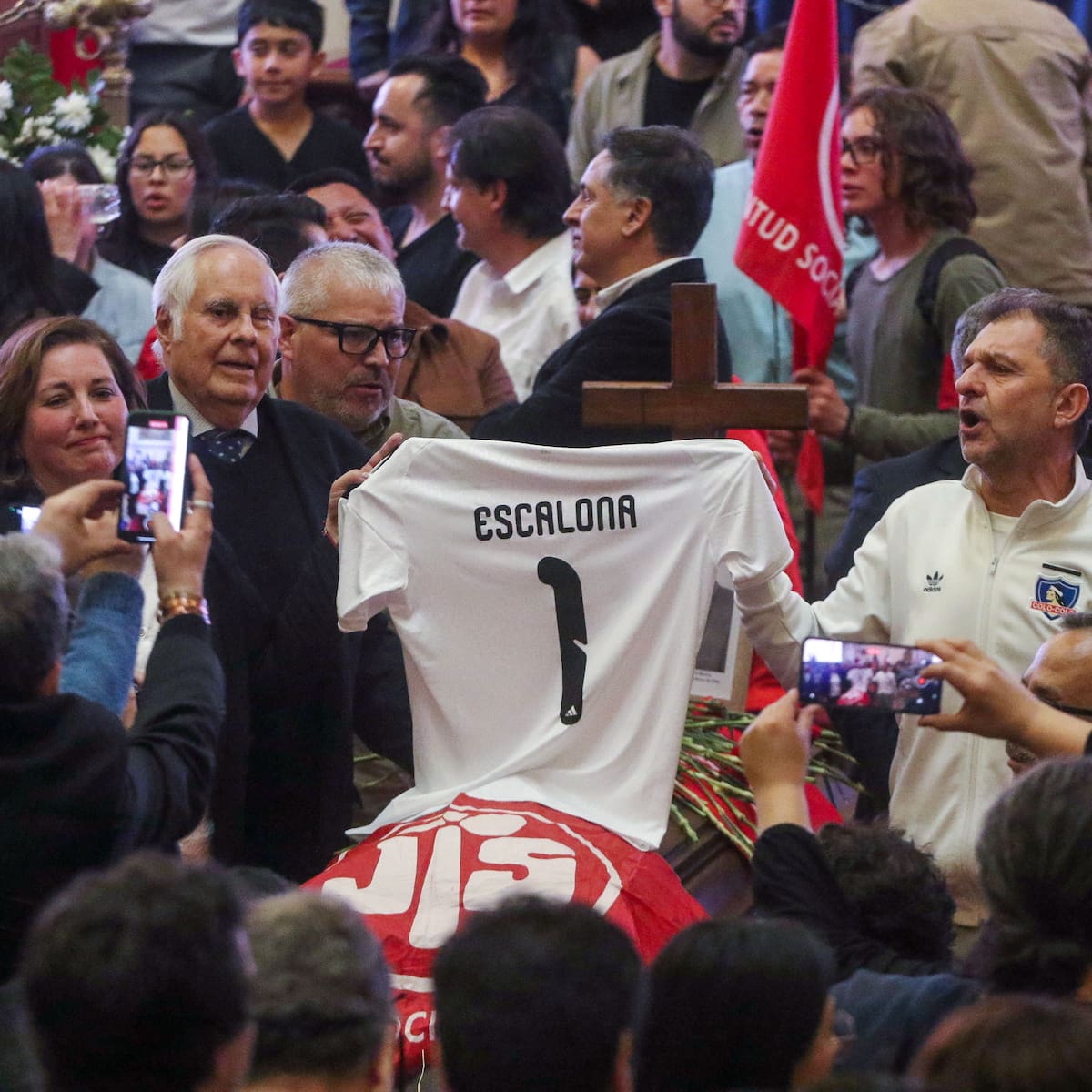 Aníbal Mosa y Paulina Vodanovic rinden emotivo homenaje a Camilo Escalona con camiseta e himno de Colo Colo