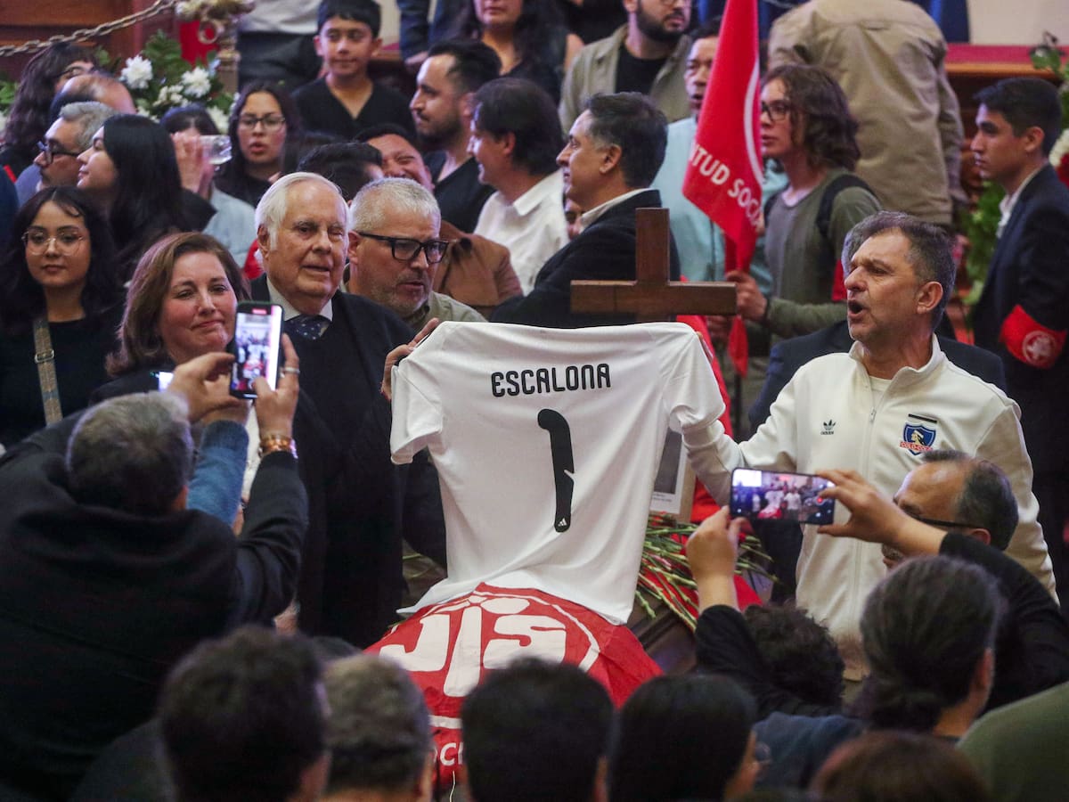 Aníbal Mosa y Paulina Vodanovic rinden emotivo homenaje a Camilo Escalona con camiseta e himno de Colo Colo