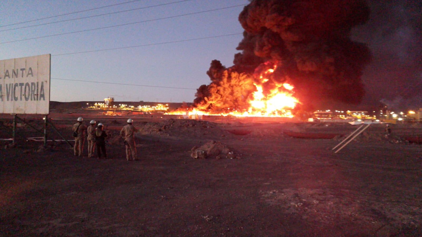 Incendio afecta a planta SQM en Pozo Almonte y deja gran columna de humo