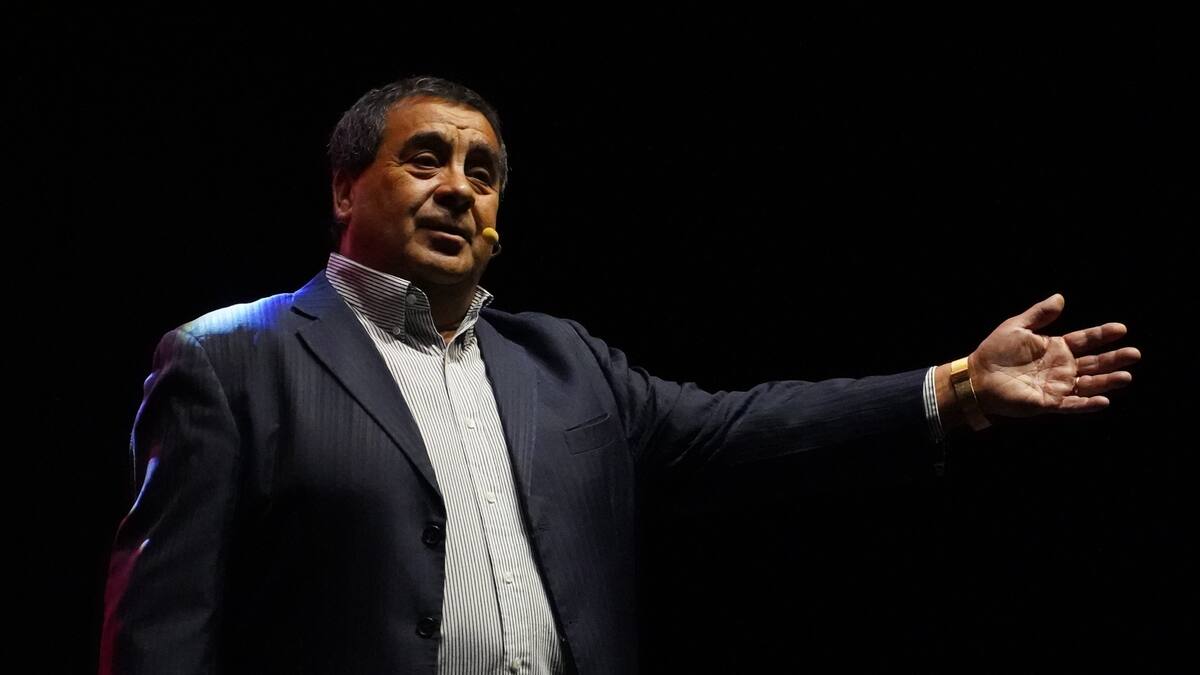 Evalúan denuncia contra Dino Gordillo por beso en la boca a menor de edad en Festival de Villa Alegre