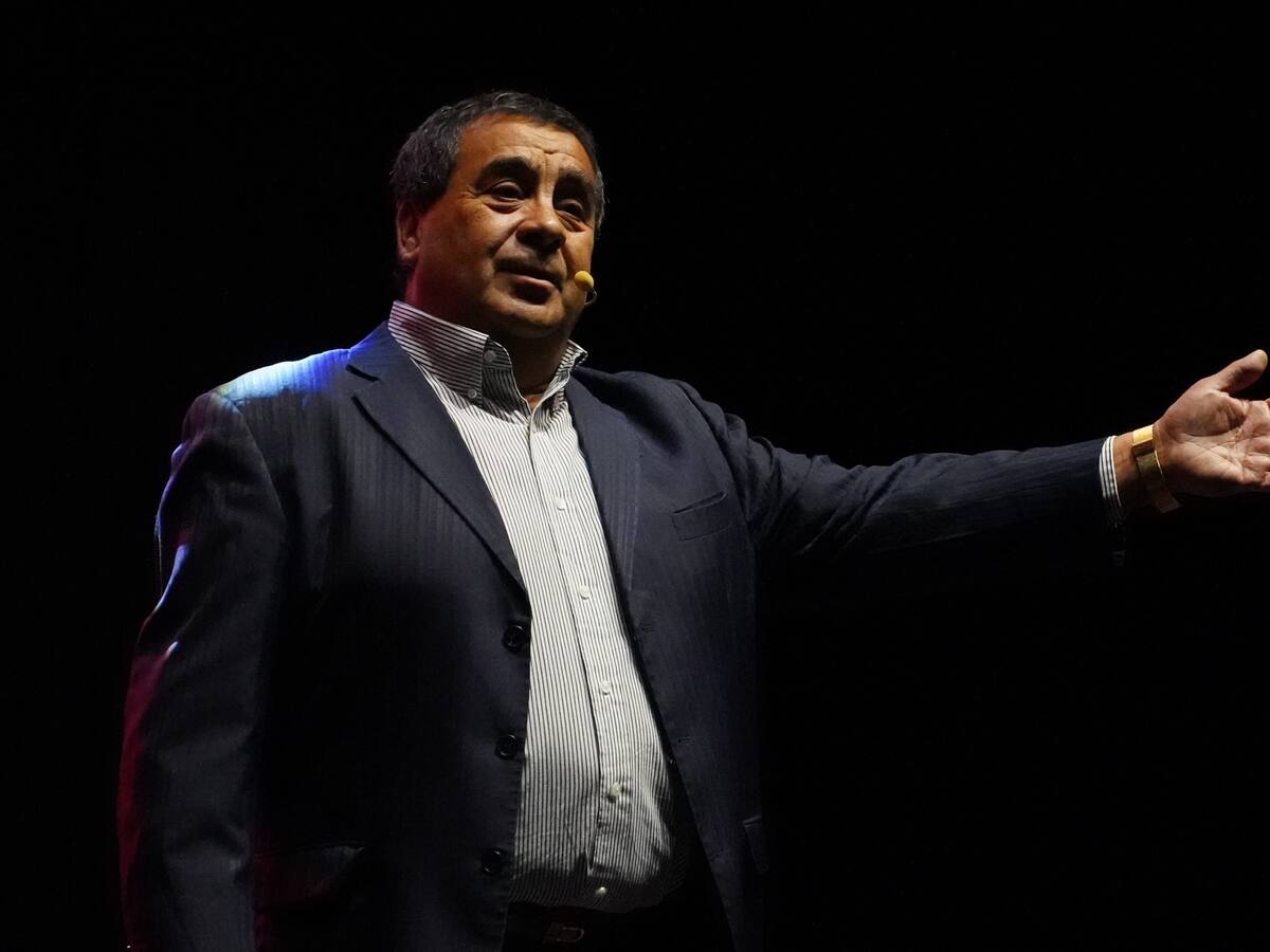 Evalúan denuncia contra Dino Gordillo por beso en la boca a menor de edad en Festival de Villa Alegre