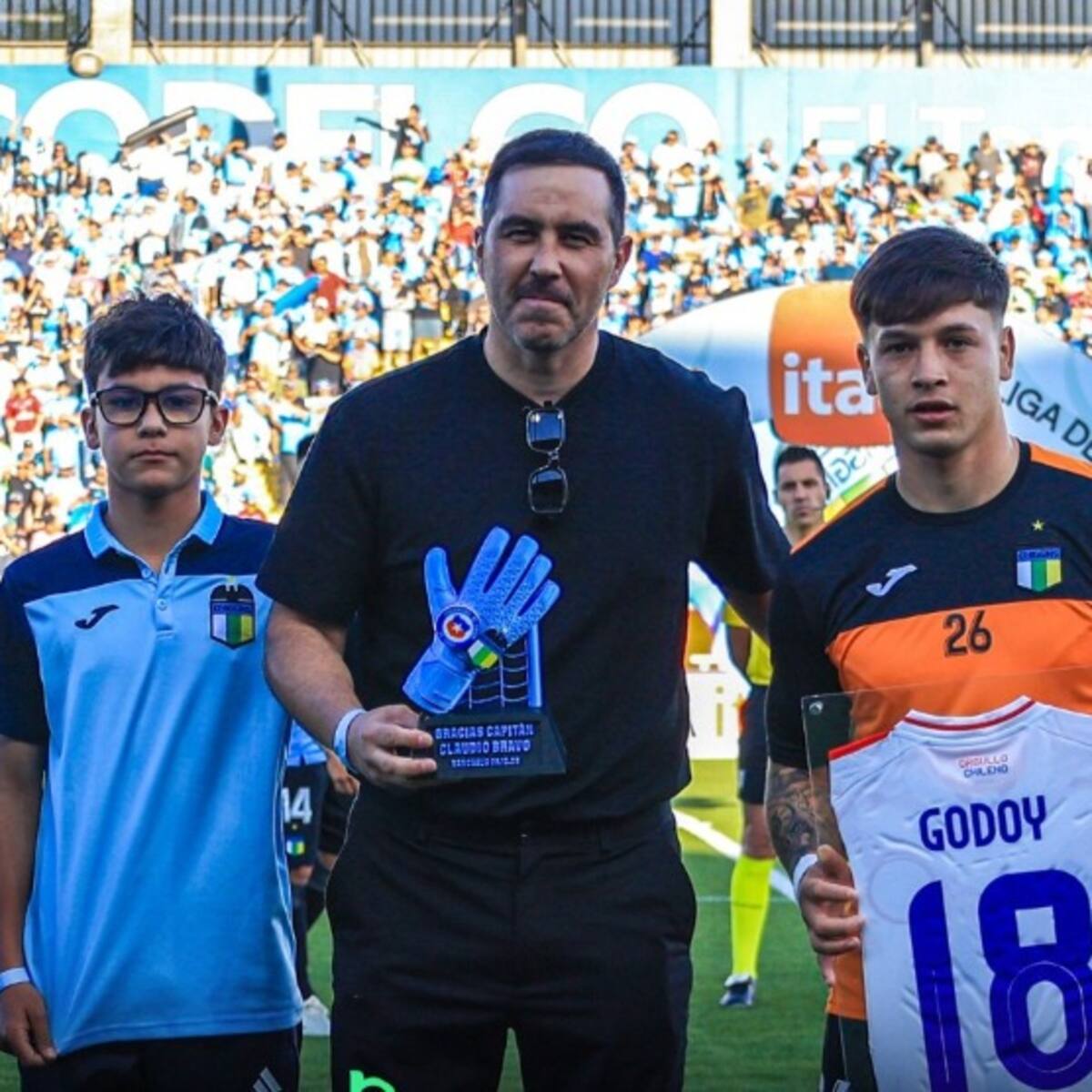“Que un ídolo como Claudio Bravo te entregue este reconocimiento, es hermoso; de chico lo veía por la tele”