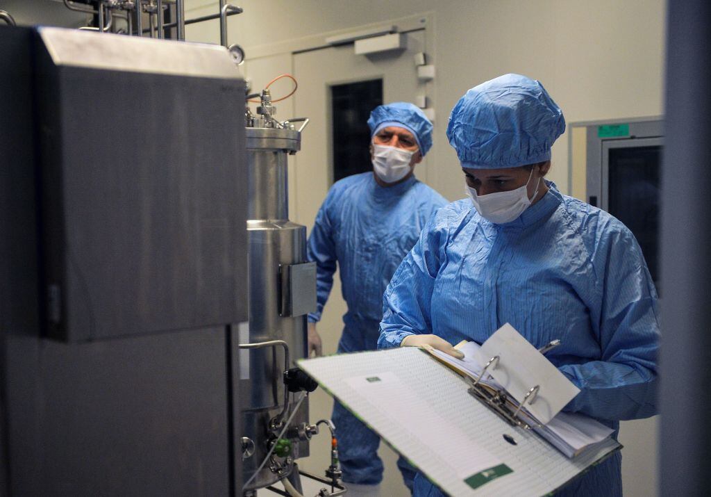 Científicos en el Centro de Ingeniería Genética y Biotecnología de La Habana