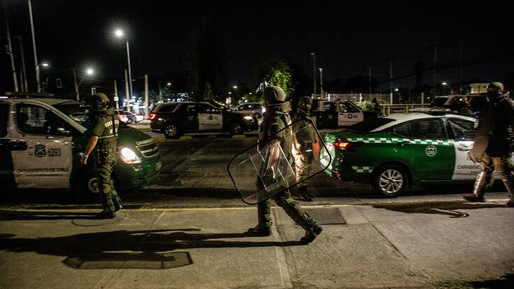 Cerca de 200 personas: disturbios y enfrentamientos con Carabineros en La Pincoya dejan una detenida y un carro policial dañado