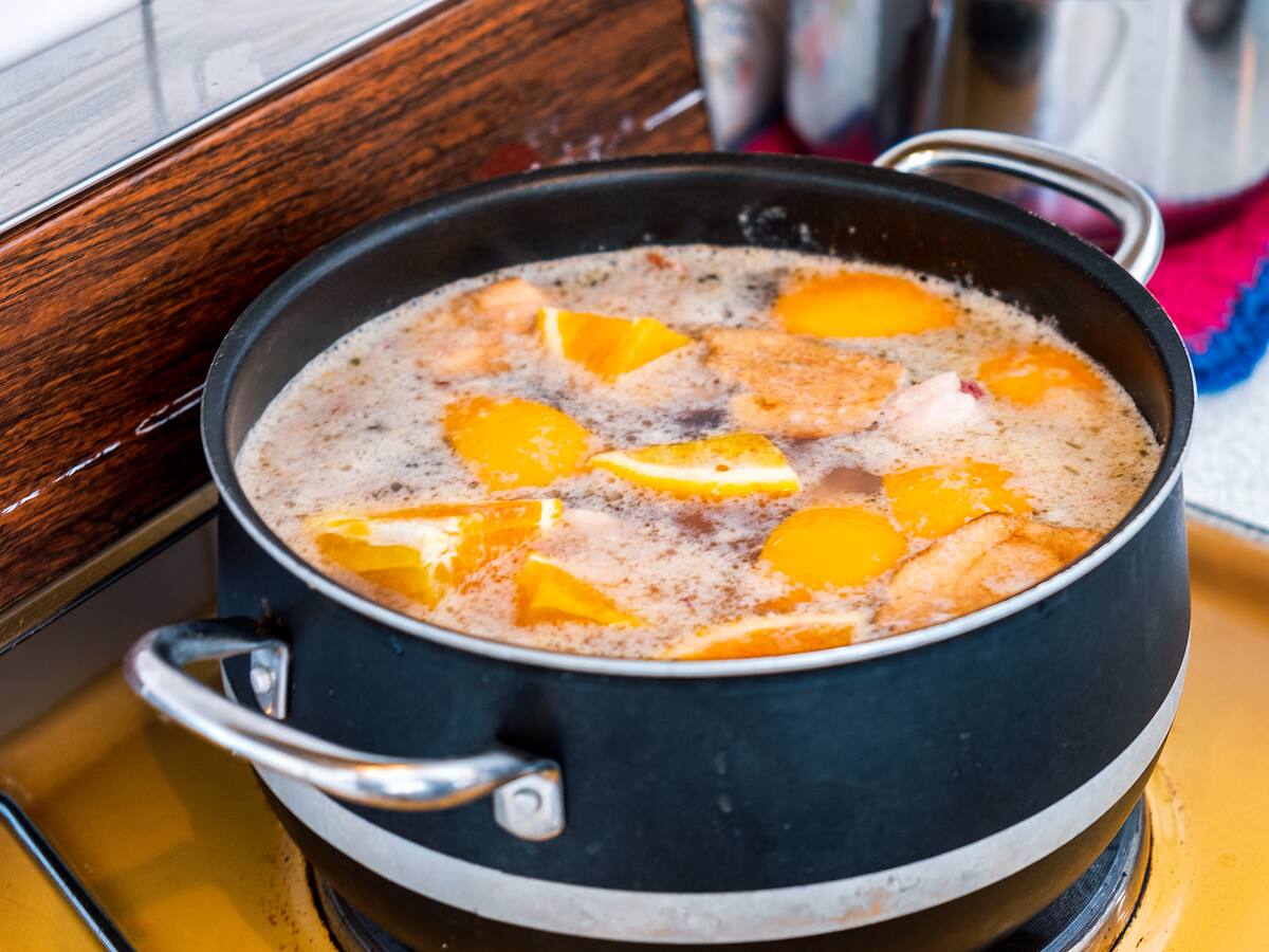 ¿Para qué sirve hervir cáscaras de naranja con vinagre? Aprende este truco casero paso a paso
