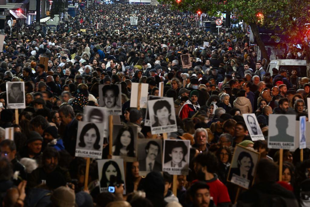 Manifestación por las víctimas de la dictadura en Montevideo de Uruguay
