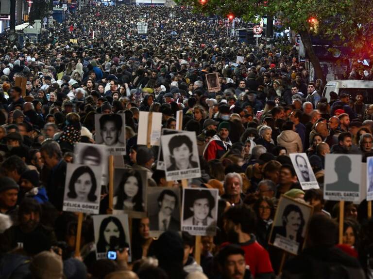 Manifestación por las víctimas de la dictadura en Montevideo de Uruguay