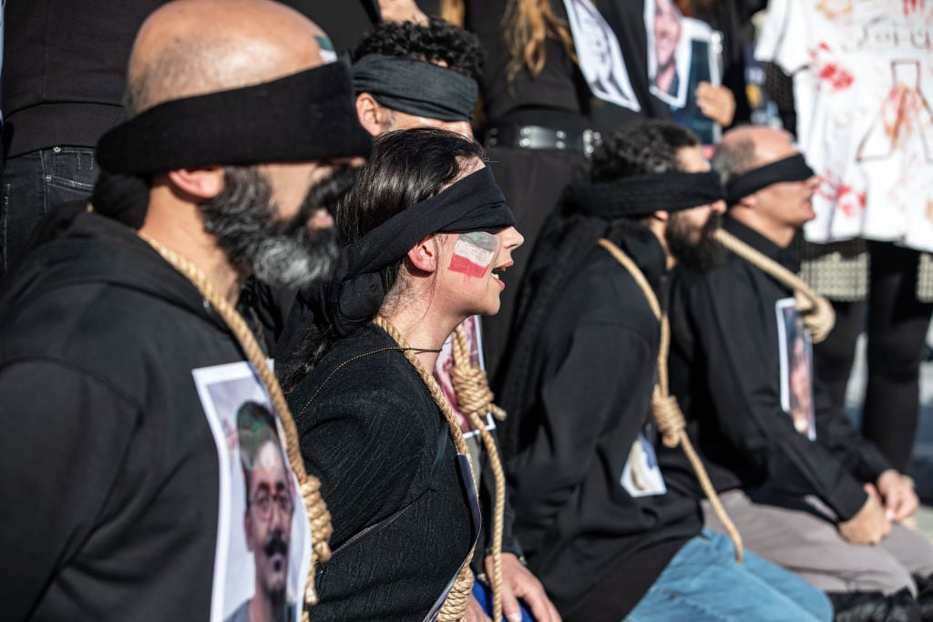 Un grupo de manifestantes en Estambul de Turquía protestan contra el sistema de ejecuciones que mantiene Irán.