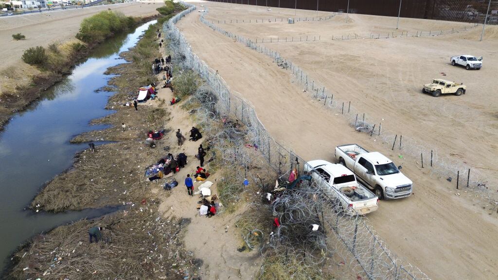 Un grupo de migrantes espera llegar al territorio de Estados Unidos por un paso irregular desde México.