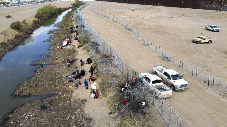 Un grupo de migrantes espera llegar al territorio de Estados Unidos por un paso irregular desde México.