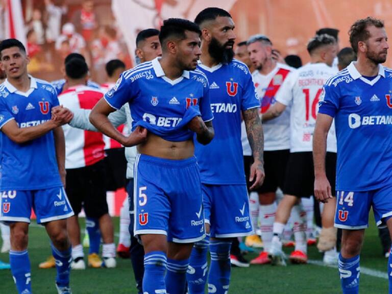 Barristas de Universidad de Chile esperaron al plantel en el CDA tras la derrota ante Curicó